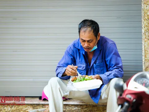 Ghế đá, vỉa hè thành nơi ăn cơm hộp khi hàng quán đóng cửa