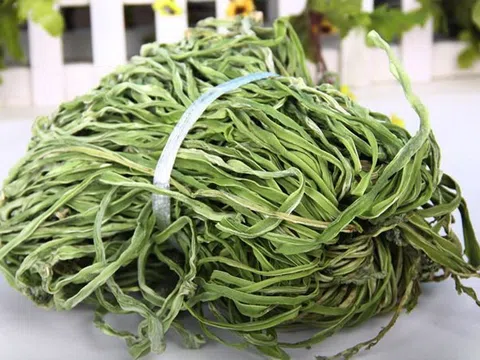 Bó rau khô như nắm rơm đang "làm mưa làm gió" giá tận 500.000 đồng/kg