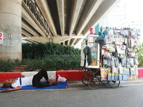 Lao động tự do chật vật mưu sinh giữa nắng nóng, bỏ nghề gần hết vì dịch COVID-19