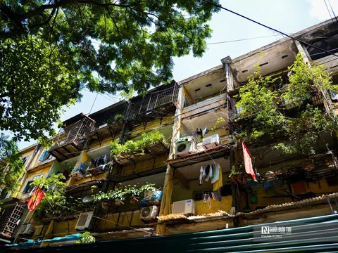 Khu tập thể xuống cấp trầm trọng: Người dân biết chờ đến bao giờ?