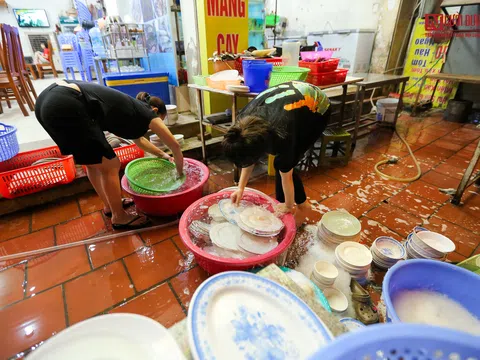 Hàng quán dọn dẹp xuyên đêm sau khi được mở cửa trở lại