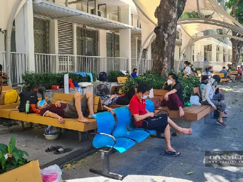 Người nhà bệnh nhân chật vật giữa cái nắng 50 độ tại bệnh viện Bạch Mai