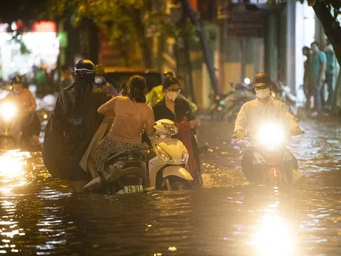 Đường phố Hà Nội ngập như sông sau cơn mưa giải nhiệt