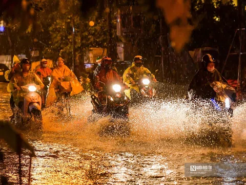 Hà Nội: Người dân chật vật di chuyển trong mưa lớn