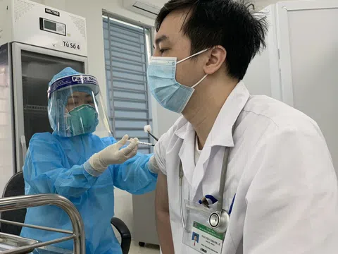 Những dấu hiệu nào cho thấy bạn có thể gặp nguy hiểm sau khi tiêm vắc xin phòng COVID-19?
