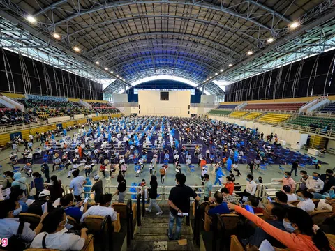 Người dân ngồi chật kín nhà thi đấu Phú Thọ chờ tiêm vaccine Covid-19