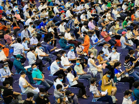 Nghịch lý giãn cách khi tiêm vaccine ở TP.HCM