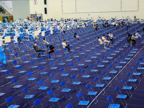 Nhà thi đấu Phú Thọ vắng người trong ngày thứ 3 tiêm vaccine