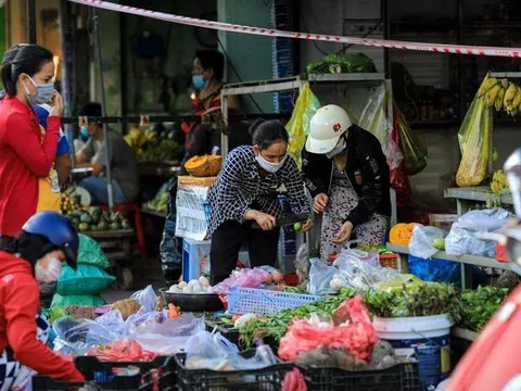 Nhiều chợ ở TP.HCM đóng cửa khiến giá rau tăng cao, hàng thịt ế ẩm