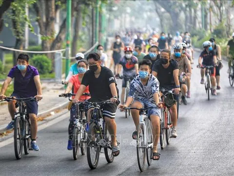 Hồ Tây biến thành "trường đua xe đạp" sau khi Hà Nội nới lỏng các hoạt động ngoài trời