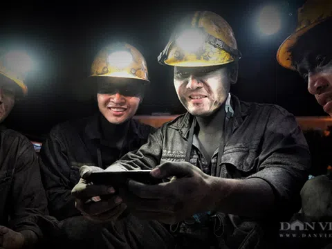 Thợ mỏ Quảng Ninh mặt mũi tay chân lấm lem vẫn tranh thủ xem EURO 2020 theo cách đặc biệt