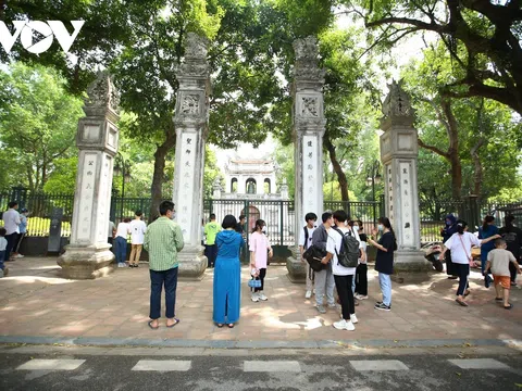 Hà Nội: Sĩ tử thành tâm đi chùa cầu may trước ngày "vượt vũ môn"