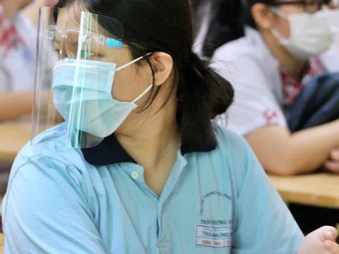 Nhiều thí sinh TP.HCM đeo kính chắn giọt bắn trong ngày đi làm thủ tục thi tốt nghiệp