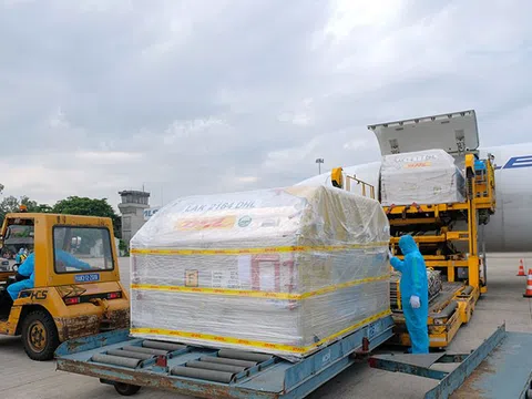 Hơn 97.000 liều vắc xin phòng COVID-19 của Pfizer/BioNtech đầu tiên đã về Việt Nam