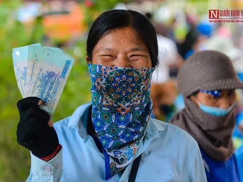 Nụ cười của công nhân thu gom rác khi nhận tiền lương sau 1 năm chờ đợi mòn mỏi