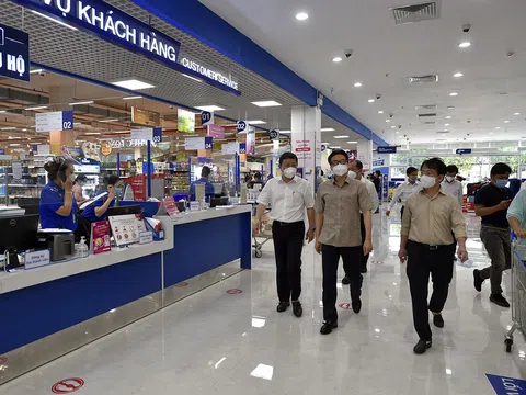 Phó Thủ tướng Vũ Đức Đam kiểm tra Bệnh viện dã chiến, khu phong toả, siêu thị tại TP.HCM