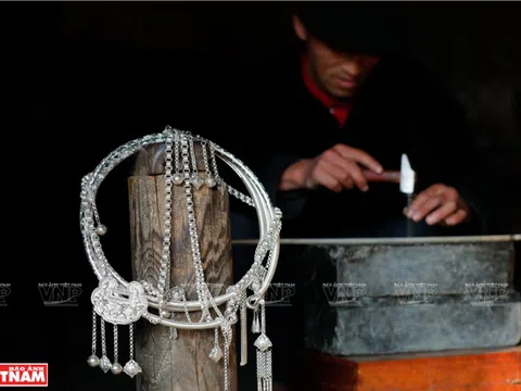 Nghề chạm bạc của người Mông ở Lao Xa