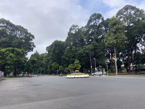 Sài Gòn vắng vẻ, thưa thớt xe cộ trong ngày đầu thực hiện Chỉ thị 16