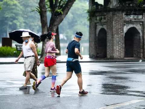 Nhiều người ở Hà Nội phớt lờ lệnh cấm, đổ ra đường đội mưa tập thể dục