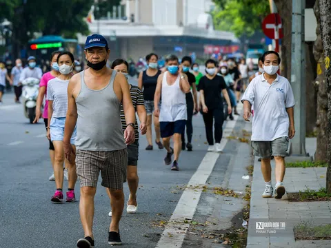 Hà Nội: Người dân thản nhiên tập thể dục sau lệnh cấm