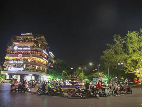 Hà Nội: Bất chấp dịch Covid-19, nhiều người vẫn tụ tập hóng mát trên phố cổ