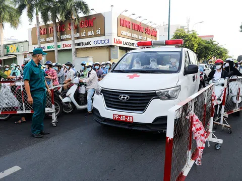 Kẹt xe kinh hoàng, xe cấp cứu bị “bao vây” giữa biển người tại chốt kiểm soát dịch COVID-19