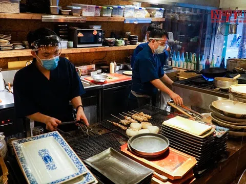 Chỉ bán hàng mang về, nhiều nhân viên nhà hàng "tạm mất việc"