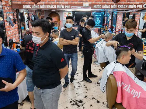 Người Hà Nội đổ xô đi cắt tóc, gội đầu trước lệnh dừng hoạt động từ 0h ngày 13/7