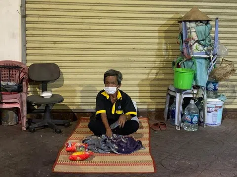 Người vô gia cư ở TP.HCM nhọc nhằn chờ bữa ăn khi giãn cách xã hội