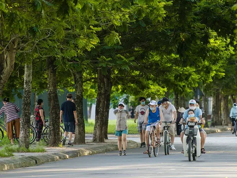 Hà Nội: Người dân vẫn tràn ra đường tập thể dục, đạp xe bất chấp lệnh cấm