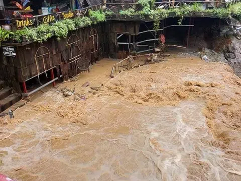 Mưa lớn kéo dài ở Lào Cai, bản Cát Cát tan hoang