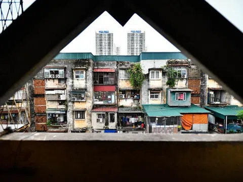 Khu tập thể ở Hà Nội chằng chịt xích và cột chống