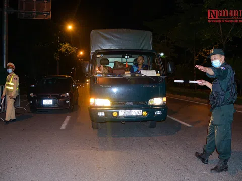 Bữa cơm vội vàng của những chiến sĩ trực chốt tuyến đường vào Thủ đô