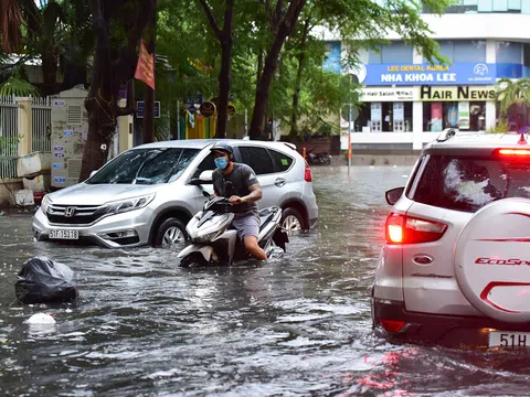 Ô tô chết máy, trôi bồng bềnh trên đường ngập ở Sài Gòn sau mưa lớn