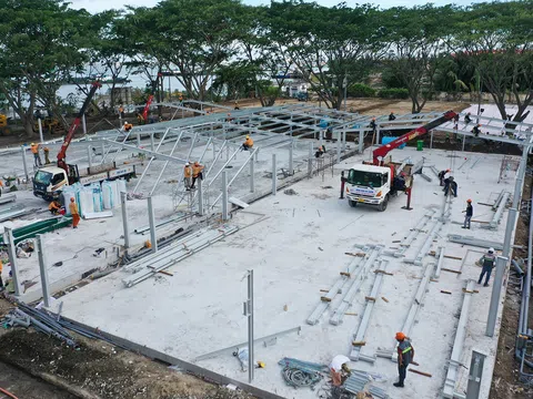 Hàng trăm công nhân ăn ngủ tại chỗ để gấp rút hoàn thành 2 BV dã chiến chữa COVID-19 tại TP.HCM