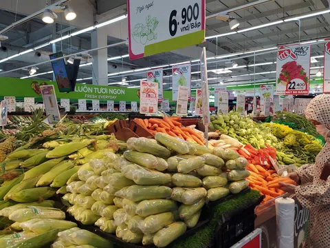 Rau củ, thịt cá đầy ắp siêu thị tại Hà Nội chỉ sau một đêm