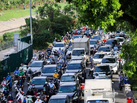 Đường phố Hà Nội ùn tắc dài ngày đầu áp dụng biện pháp phòng dịch mới