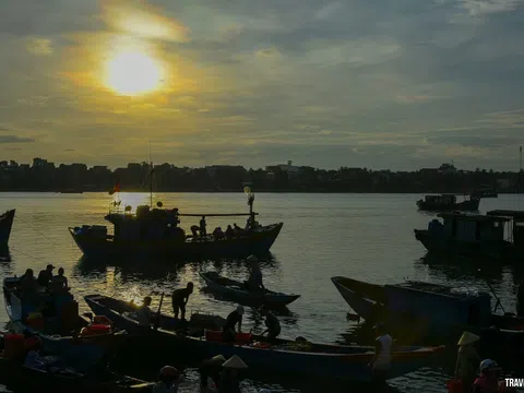 Khu chợ sáng thú vị bên sông Nhật Lệ