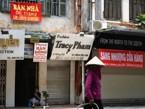 Hàng loạt nhà phố cổ Hà Nội treo biển cho thuê, bán nhà