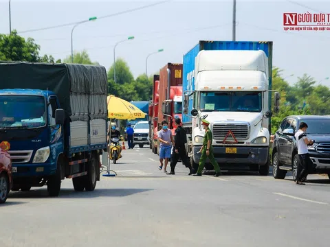Ùn tắc kéo dài tại nhiều chốt kiểm soát dịch Covid-19 vào Thủ đô