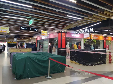 Hàng loạt gian hàng không thiết yếu trong trung tâm thương mại ở Hà Nội "cửa đóng then cài"