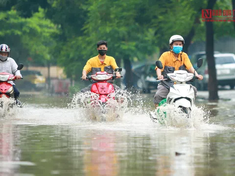 Nhiều tuyến đường Hà Nội ngập nặng sau trận mưa lớn