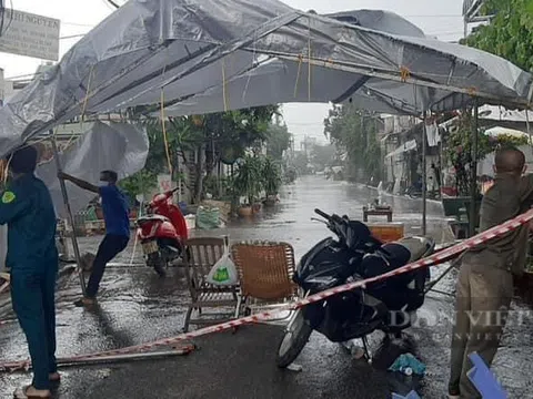 Ảnh: Xúc động cảnh lực lượng phòng chống dịch Đồng Nai ngập chìm trong mưa gió