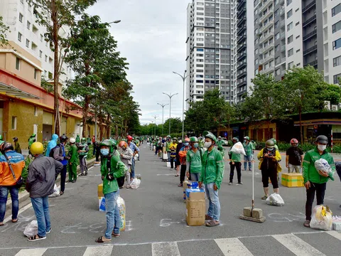 Hàng trăm người xếp nhiều hàng dài gửi đồ tiếp tế cho F0 tại BV dã chiến lớn nhất TP.HCM