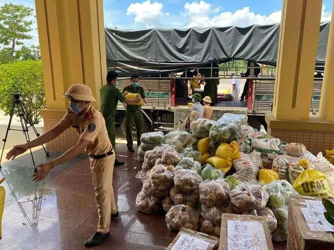 Thanh Hóa: Chuyển hơn 1 ngàn tấn lương thực, thực phẩm thiết yếu quyên góp vào hỗ trợ người dân TP. HCM