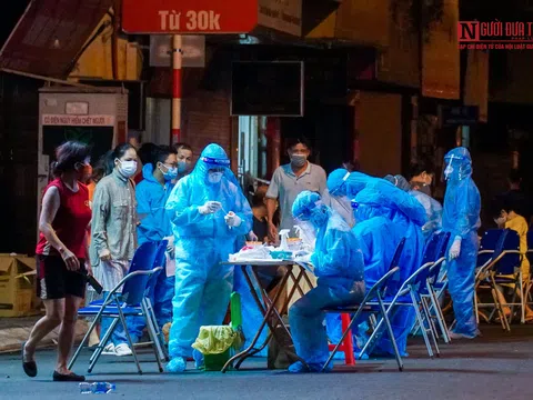 Hà Nội: Xuyên đêm lấy mẫu test Covid-19 vì ca nghi nhiễm tại Thuỵ Khuê