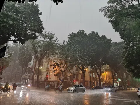 Thời tiết cuối tuần: Áp thấp nhiệt đới gây mưa lớn ở miền Bắc và miền Trung