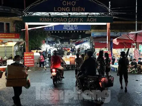 Chợ đêm Long Biên tấp nập trước giờ Hà Nội cách ly chống dịch COVID-19