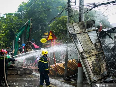 Hà Nội: Cháy lớn tại kho xưởng ống nhựa và thiết bị điện tử