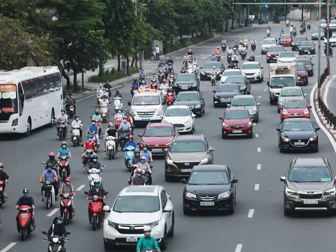 Phố phường Hà Nội đông đúc hơn ngày đầu thực hiện Chỉ thị 16, nhiều người không vào được nơi làm việc